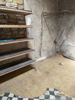 Un lieu vide avec une étagère