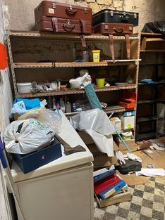 Un endroit très encombré avec des sacs de poubelles