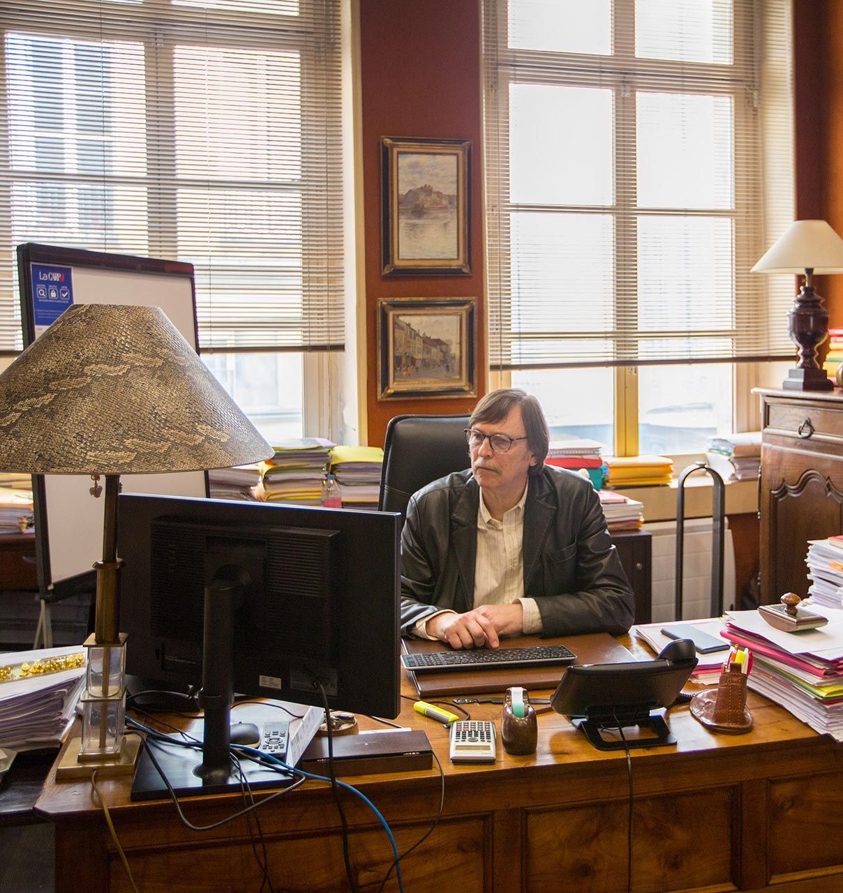 Avocat à son bureau.
