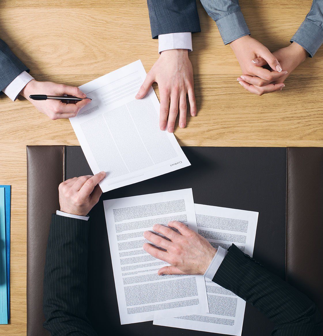 Avocat en présence de ses clients pour une cession de droit