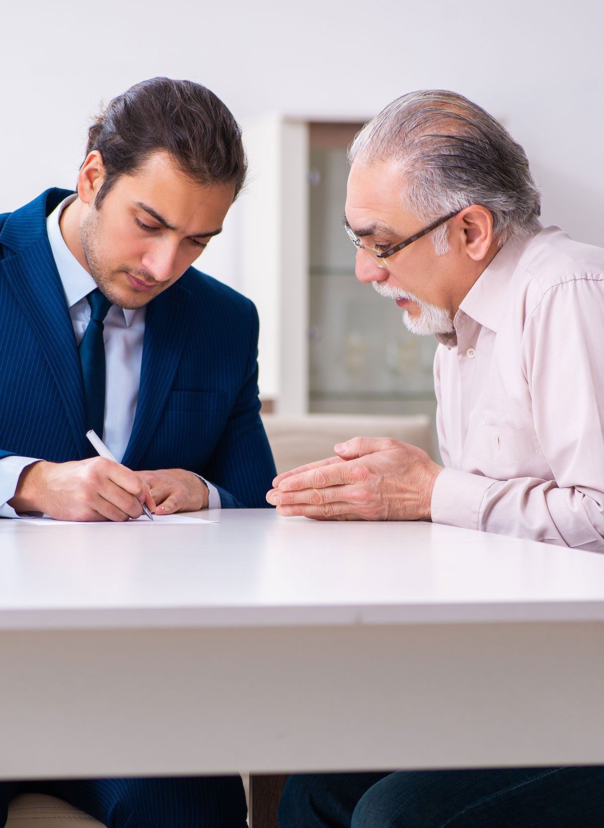 Avocat qui aide une personne a rédiger un bail commercial