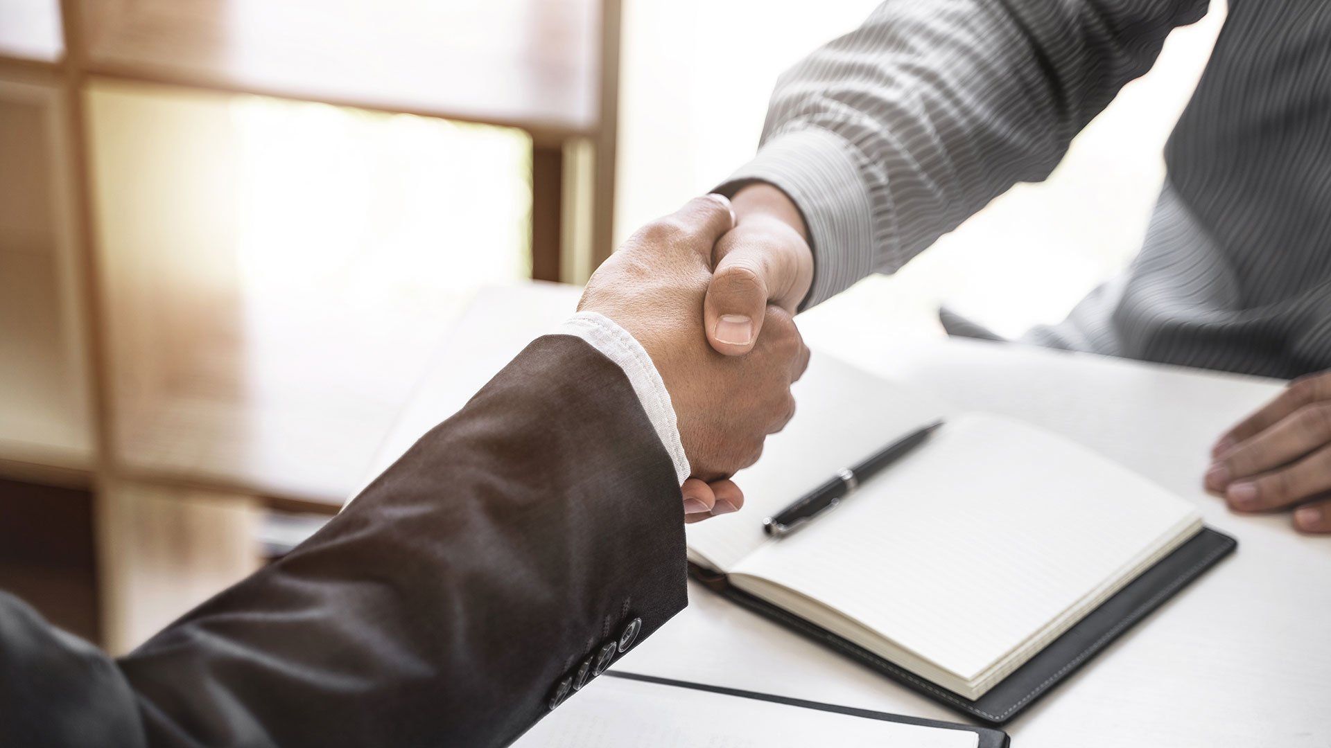 Avocats qui se serrent la main.