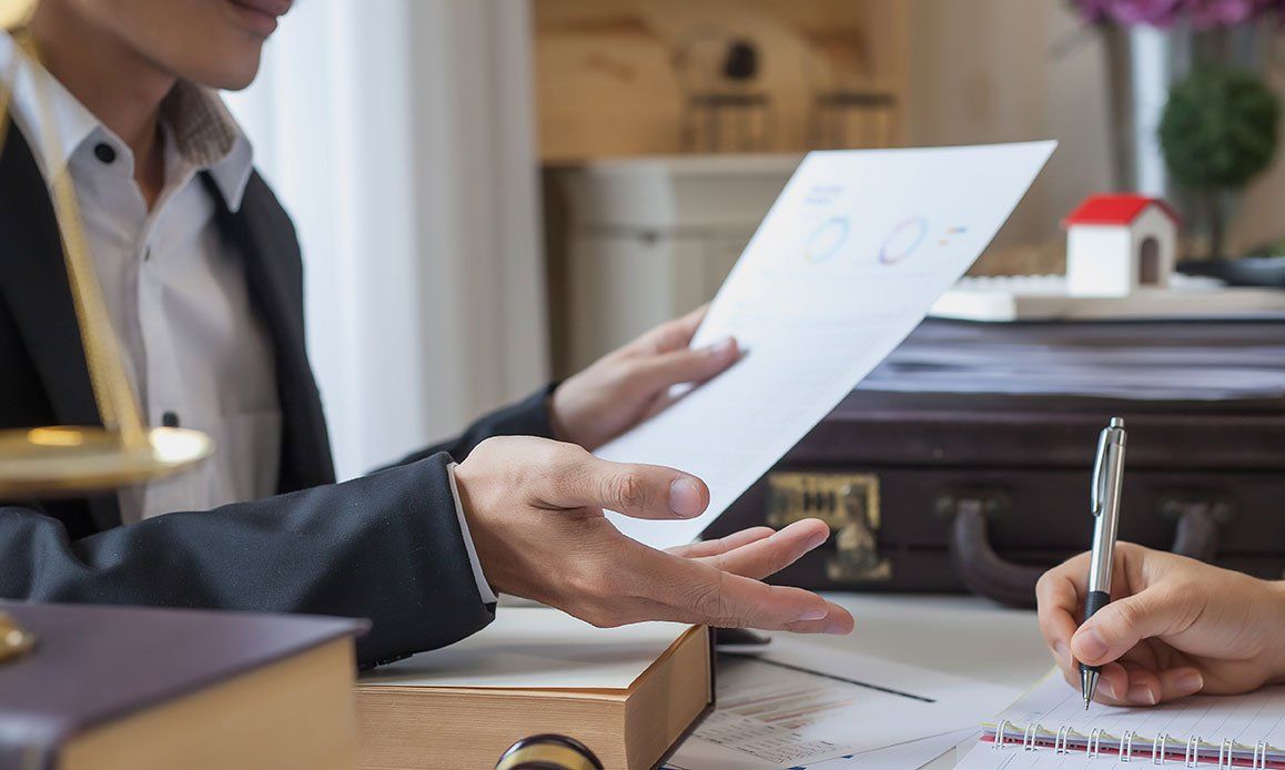 Avocat qui tient un document en présence d'un client