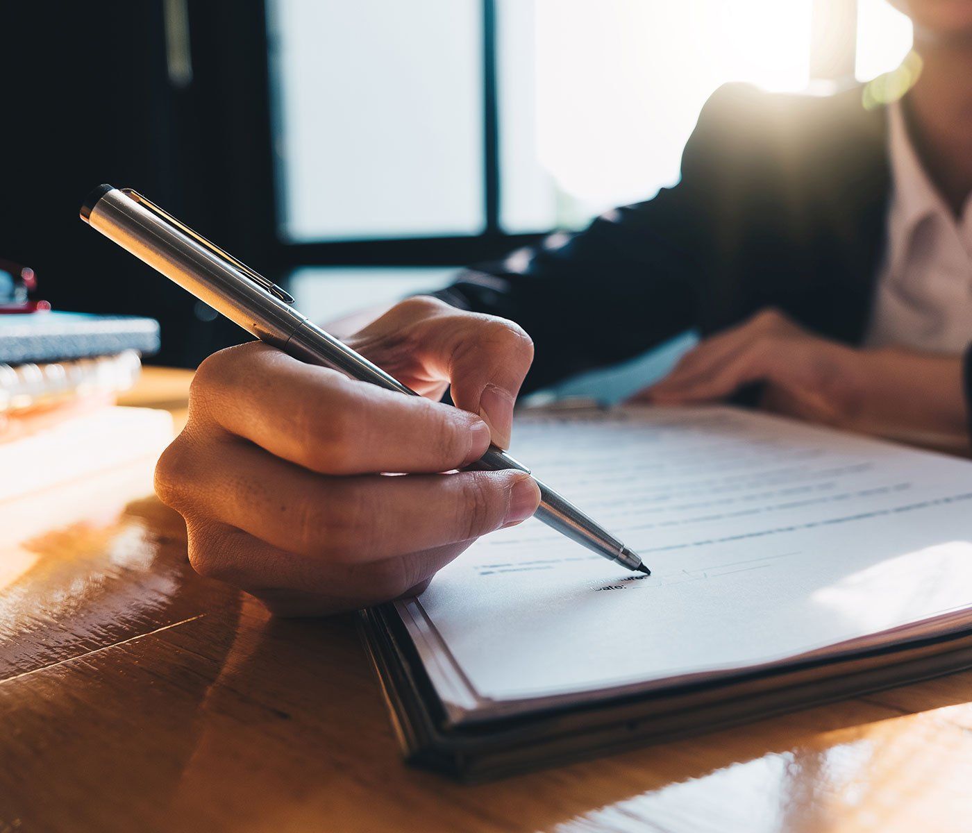 Avocate qui lit un contrat