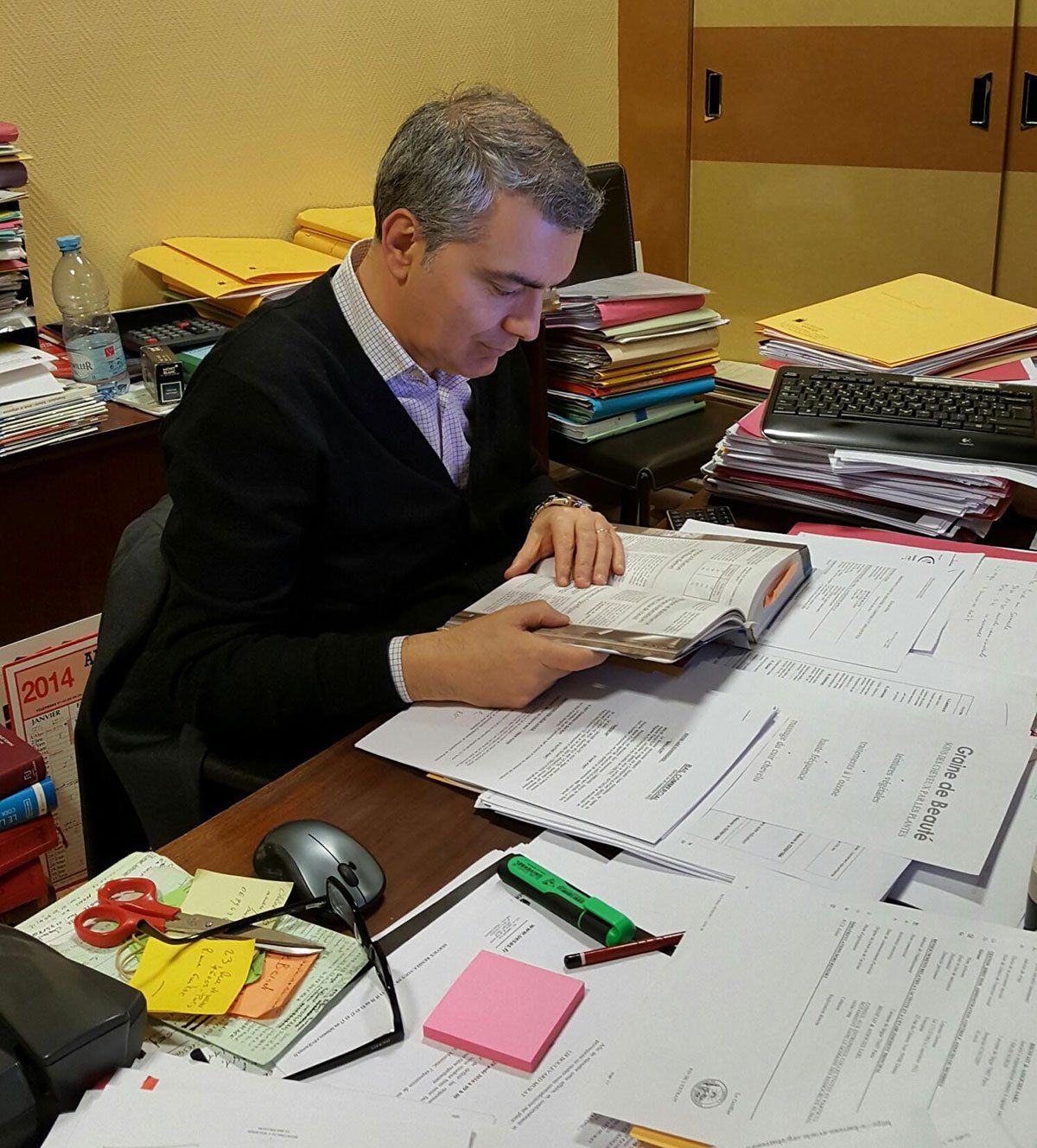 Deux hommes qui se passent des contrats.