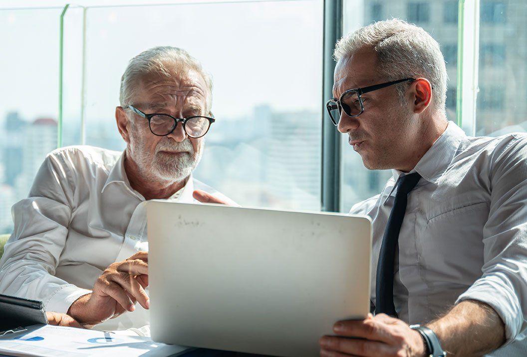 Deux associés devant un ordinateur