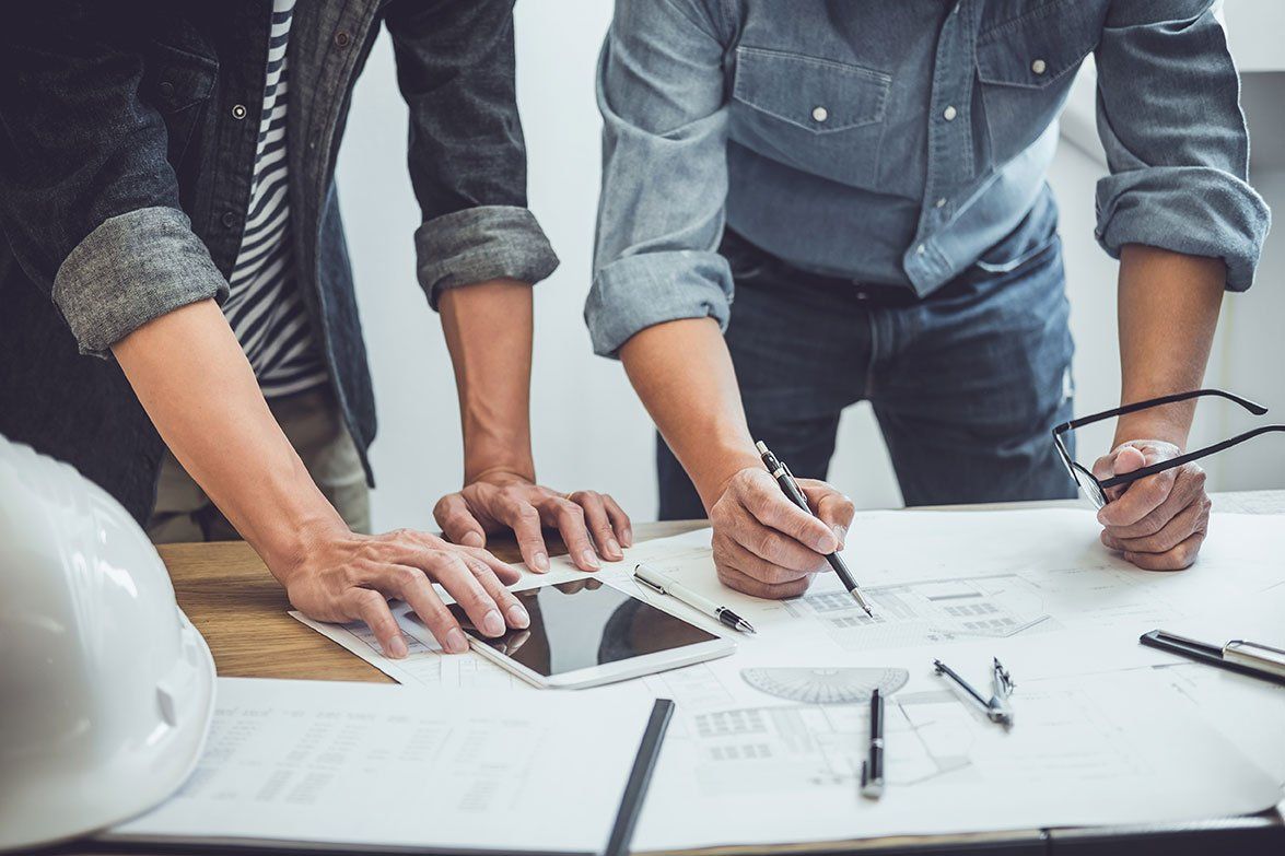 Deux associés qui étudient un plan