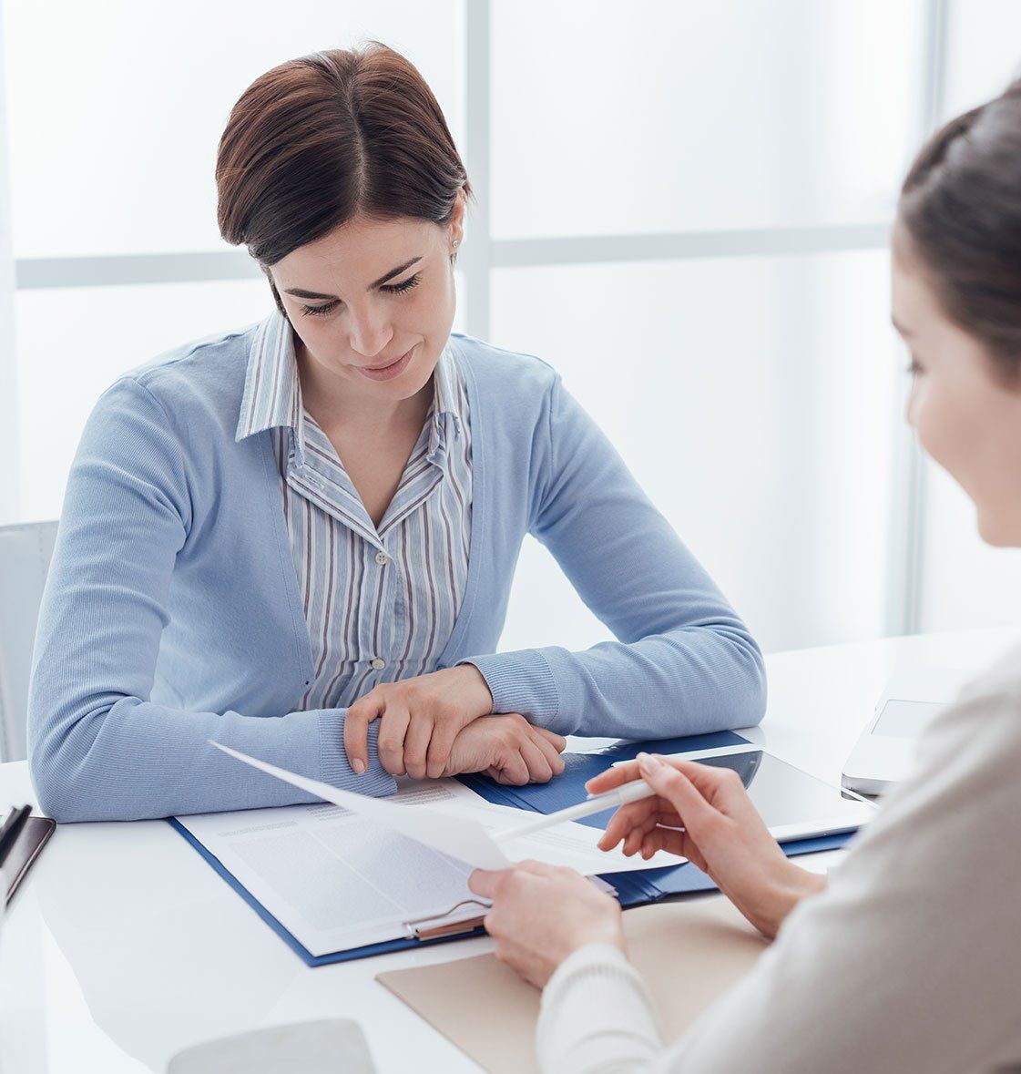 Femme qui lit les clauses d'un contrat de travail