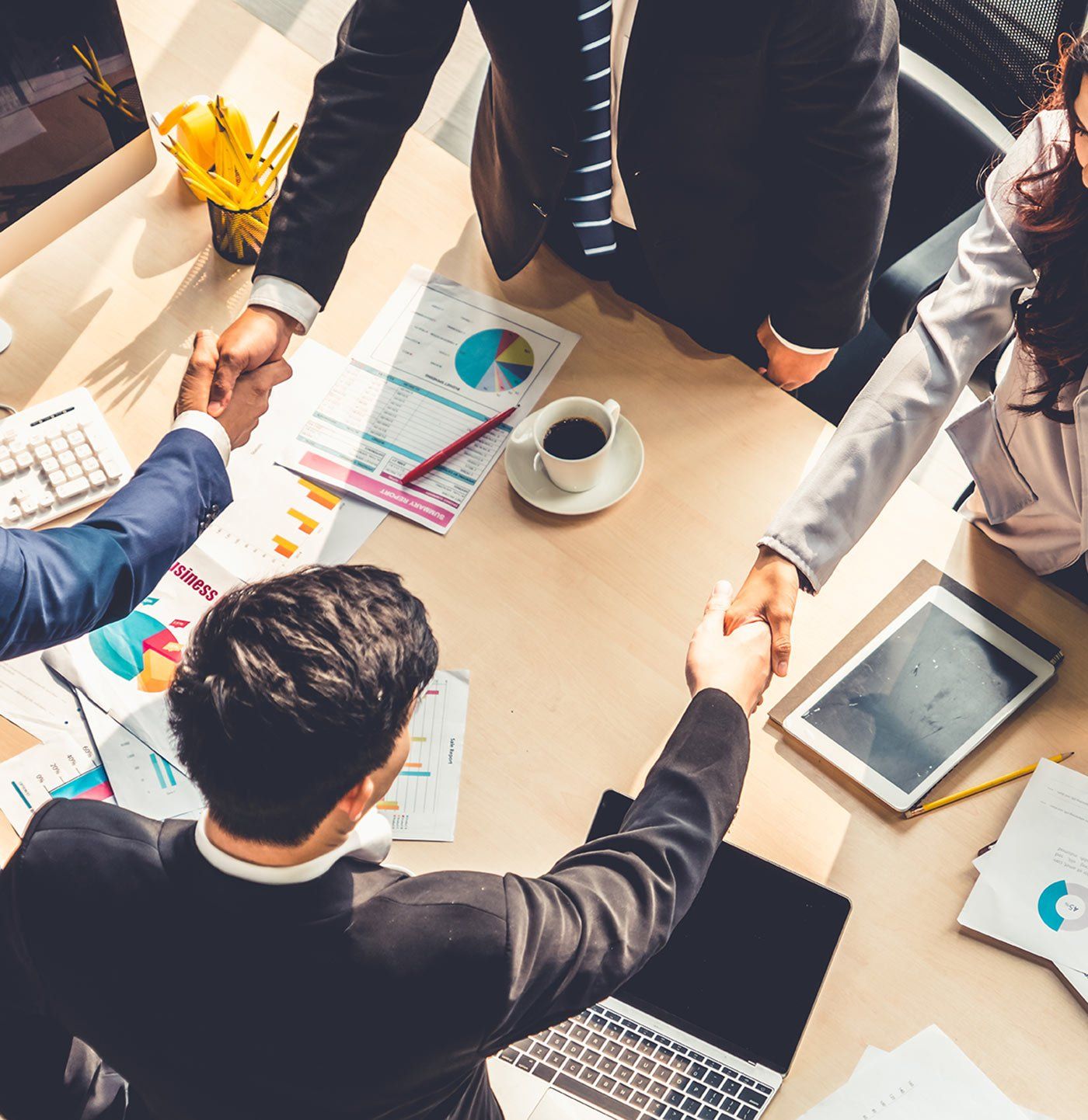 Homme et femme d'affaires qui se rencontrent autour d'une table