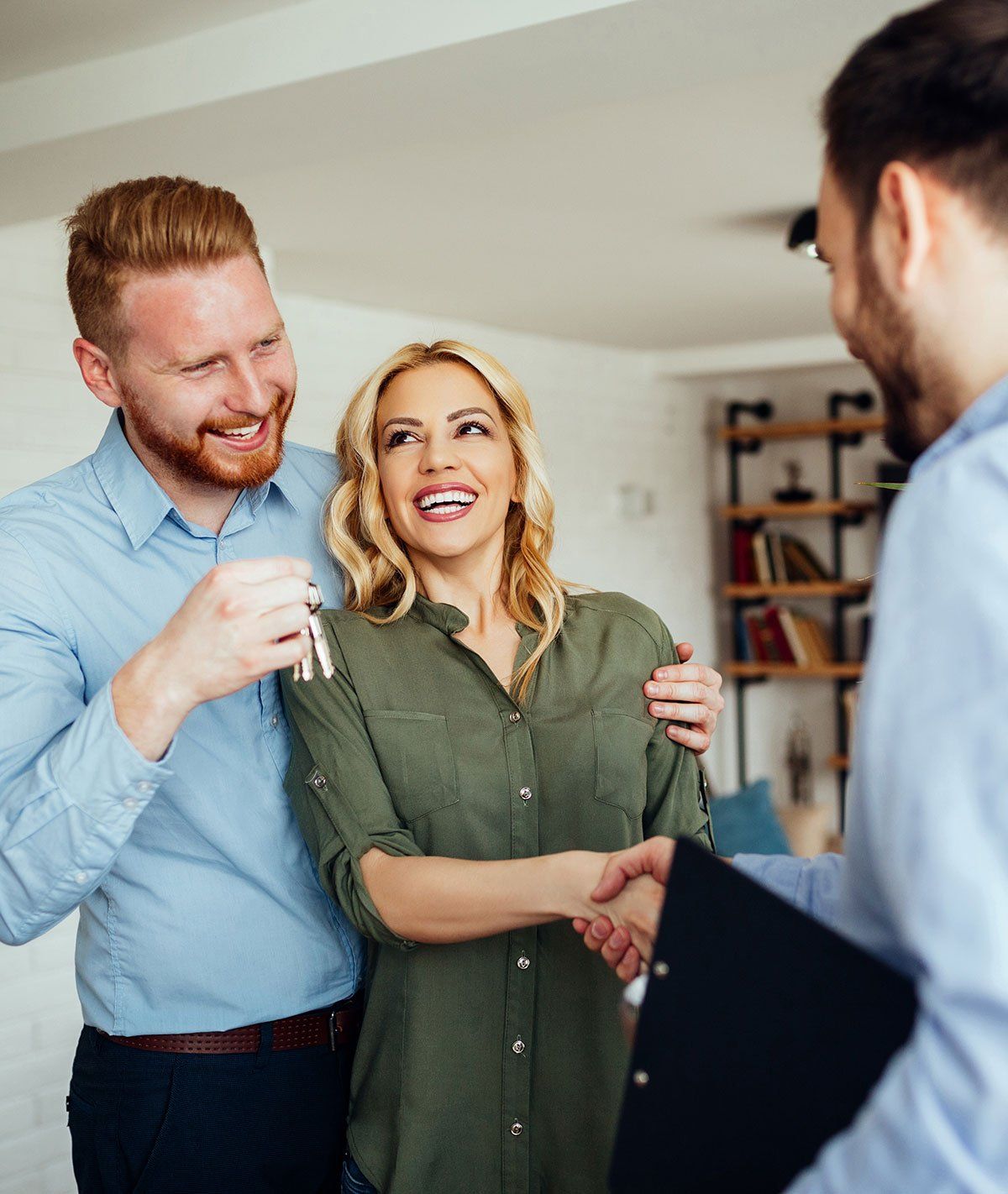 Un homme et une femme qui obtiennent un bien