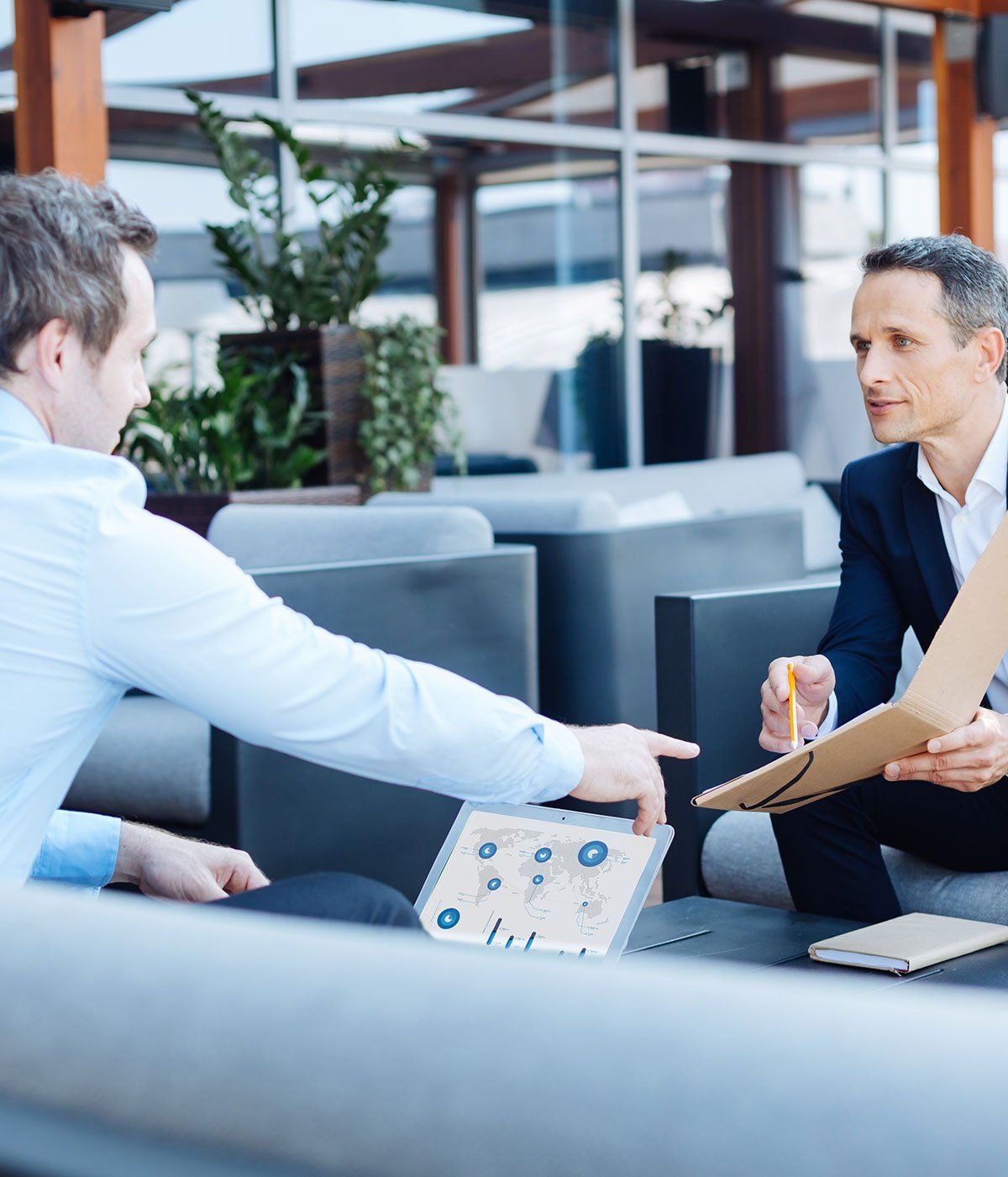 Un homme et son avocat assis au restaurant pour faire un bilan