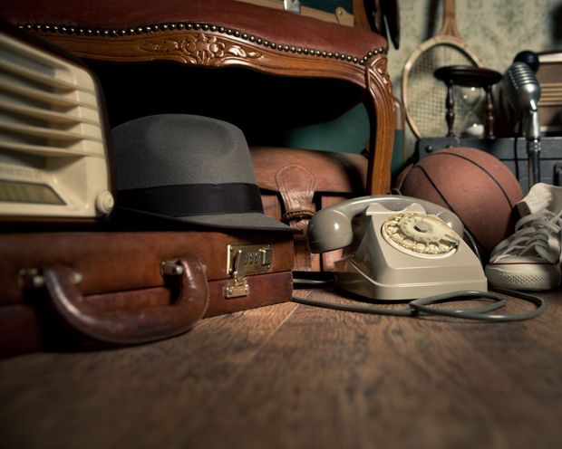 Téléphone ancien, chapeau sur le sol