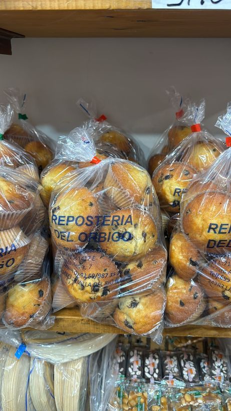 Un montón de bolsas de muffins se encuentran en un estante.
