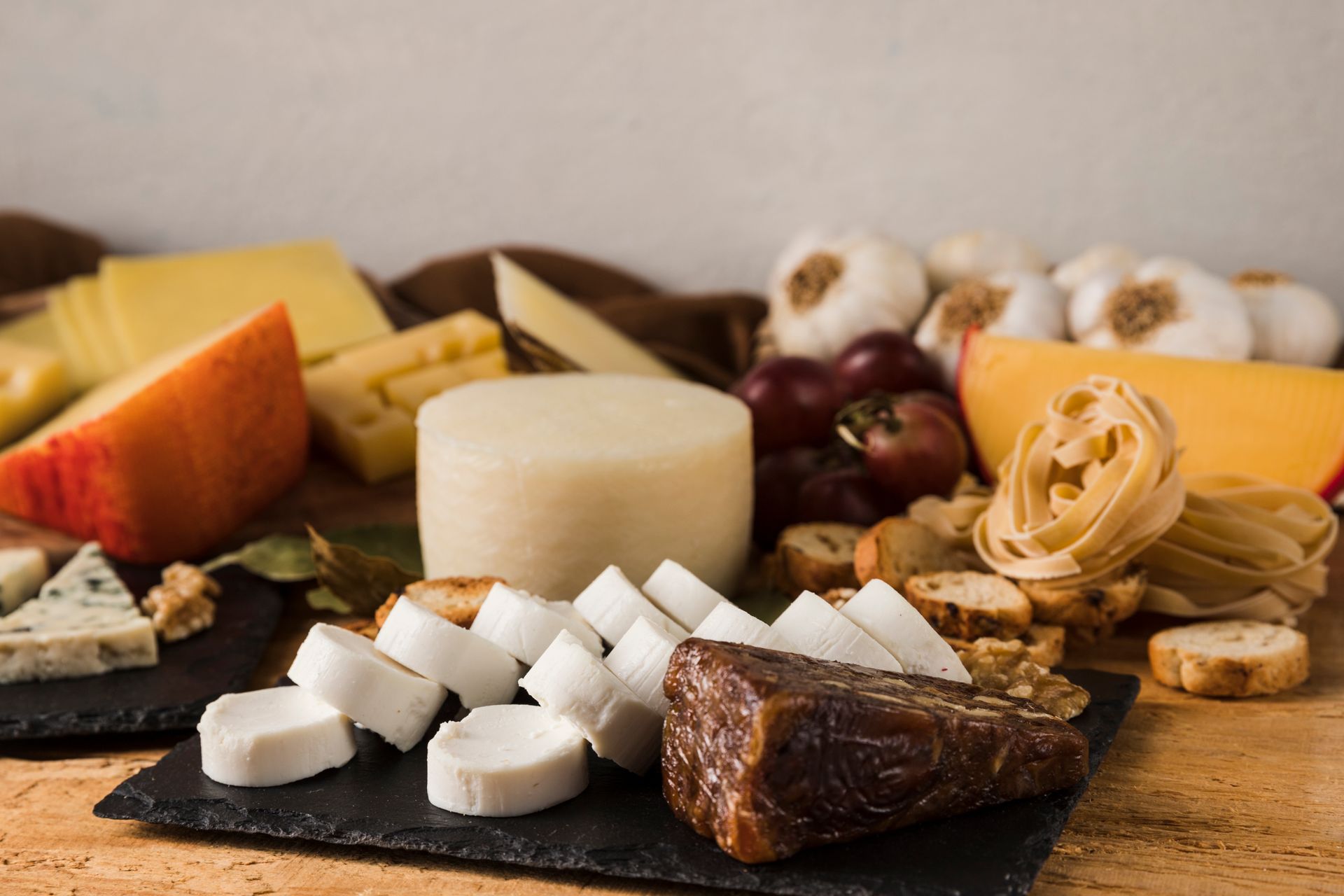 Hay muchos tipos diferentes de queso en la mesa.