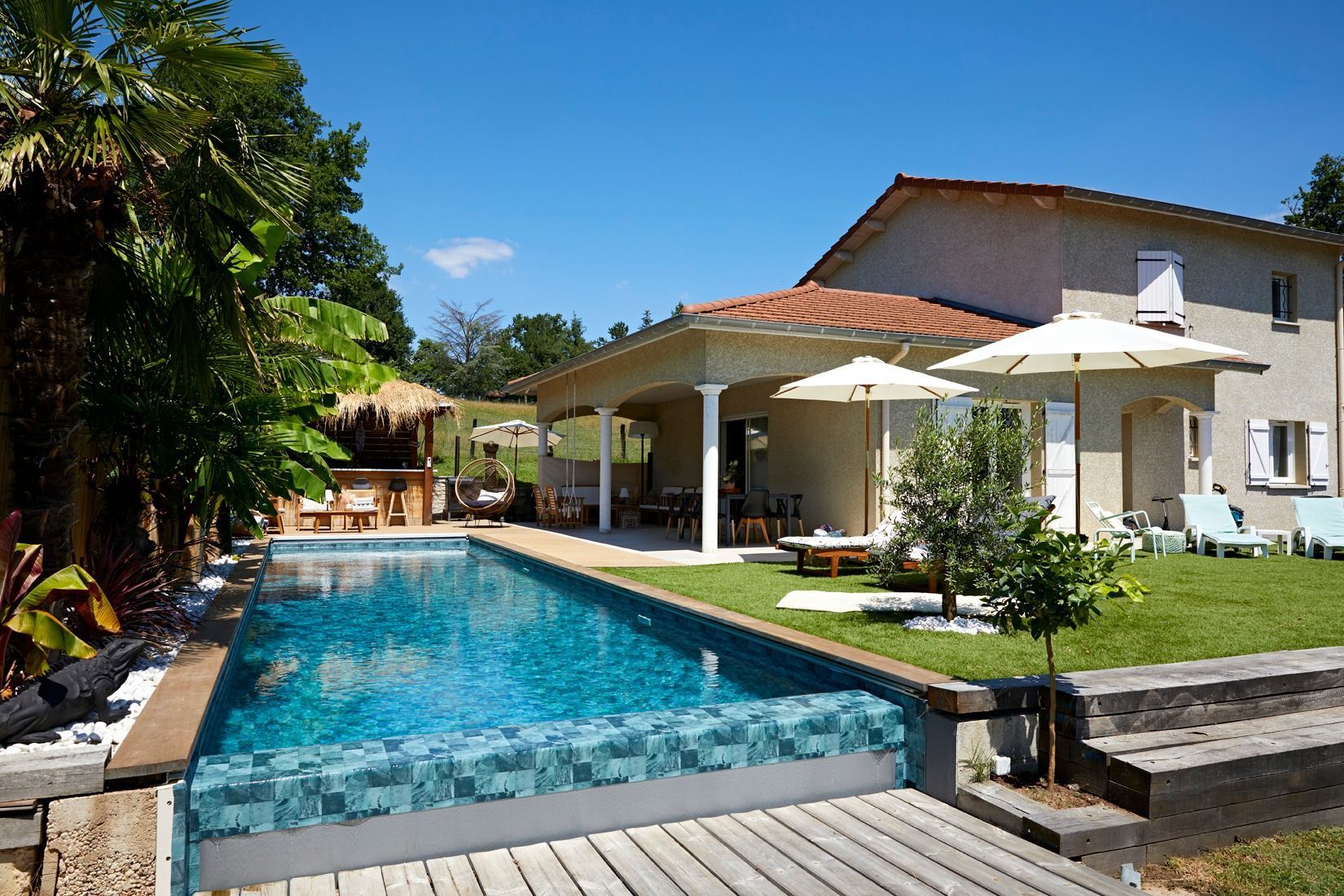 Une belle piscine creusée construire au bord d'une maison