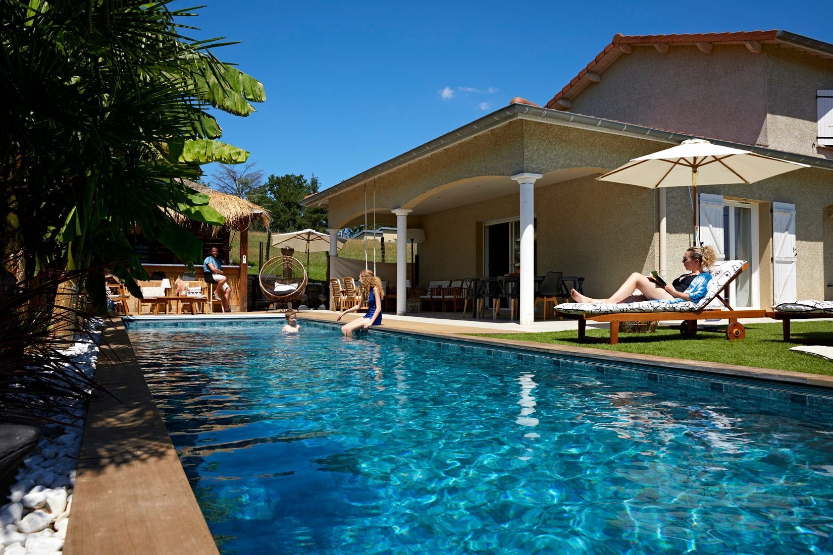 Grande piscine installée près d'une maison