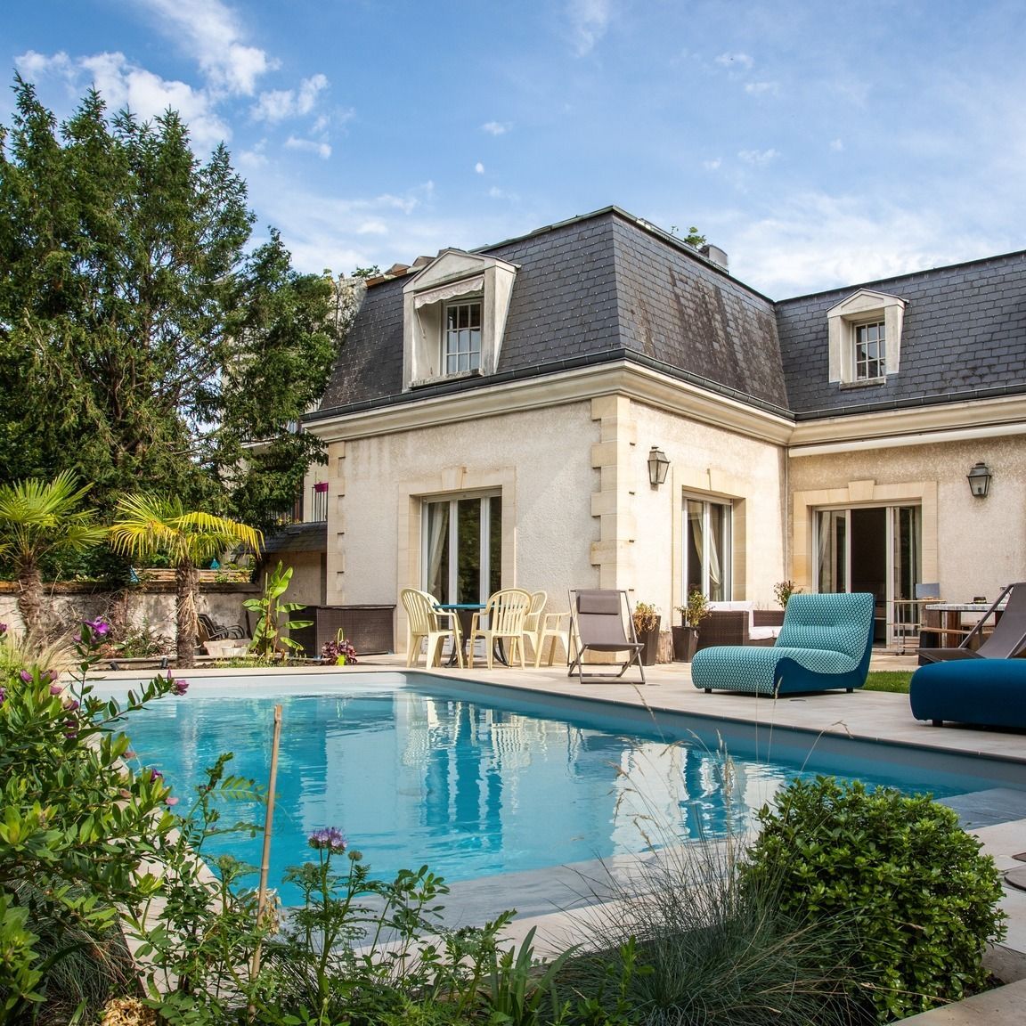 Une belle piscine construite sur la terrasse d'une belle maison