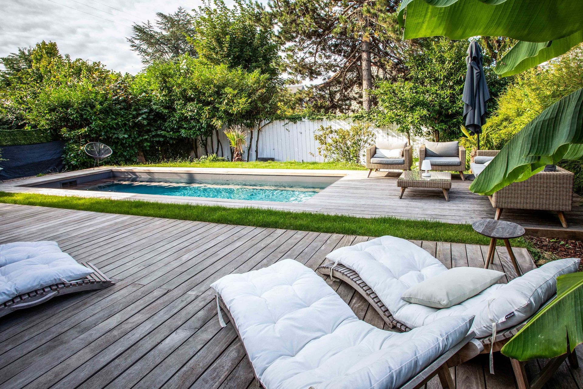 Piscine avec terrasse et mobilier de jardin