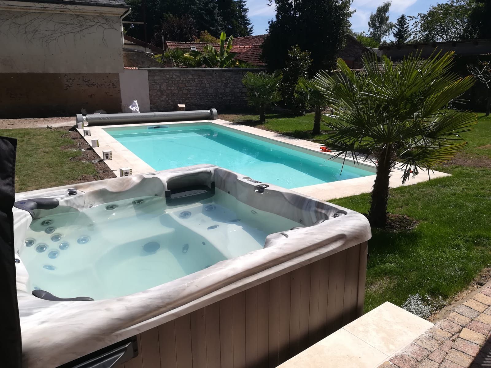 Piscine creusée et spas dans grand terrain