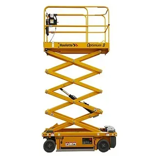 Plataforma elevadora de tijera amarilla elevada; plataforma con barandillas.