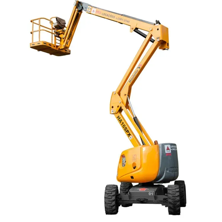 Plataforma elevadora articulada de color amarillo con cesta elevada sobre un fondo blanco.