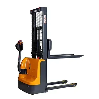 Carretilla elevadora eléctrica de pie, de color amarillo y gris, con horquillas extendidas, utilizada en un almacén.