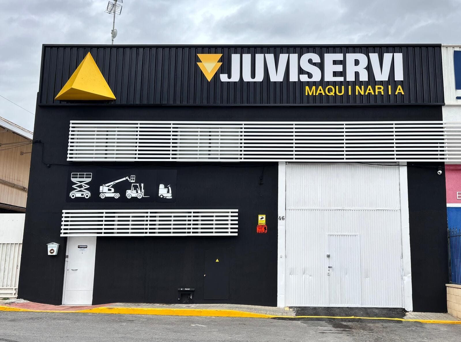 Edificio negro con letrero