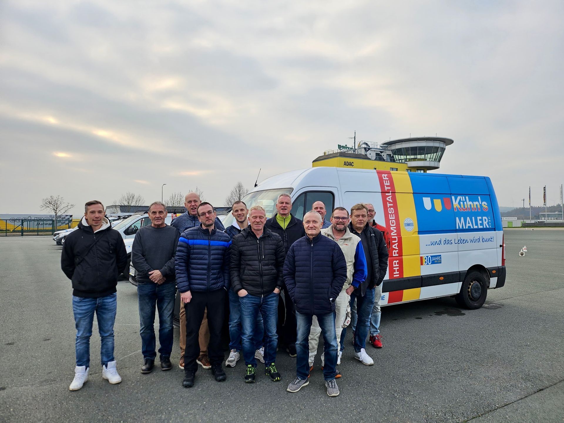 Eine Frau streicht mit einer Farbrolle eine Wand blau. Kühns Maler GmbH