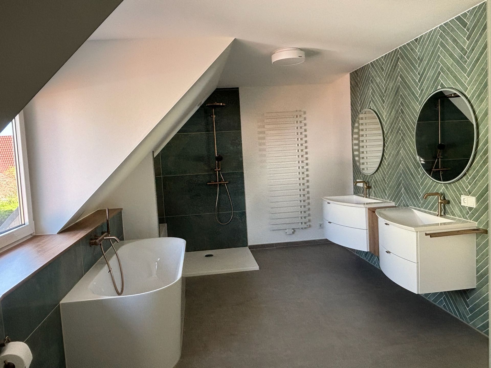 Modernes Badezimmer mit weißer Badewanne, Dusche, zwei Waschbecken und gemusterter grüner Akzentwand.