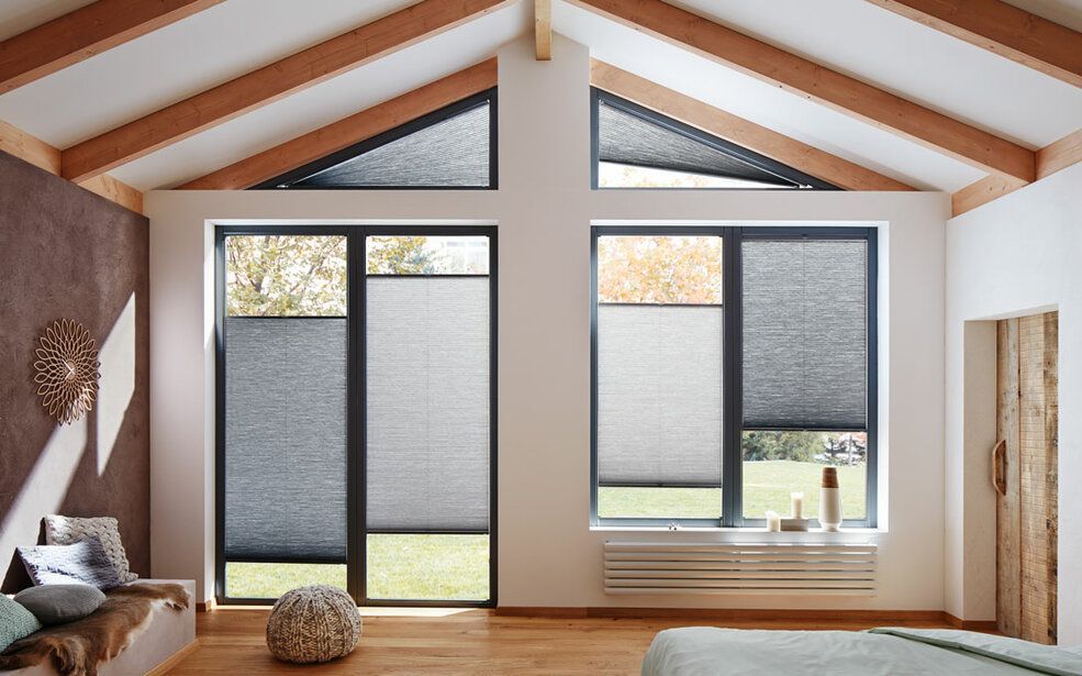Ein Schlafzimmer mit gewölbter Decke und vielen Fenstern.