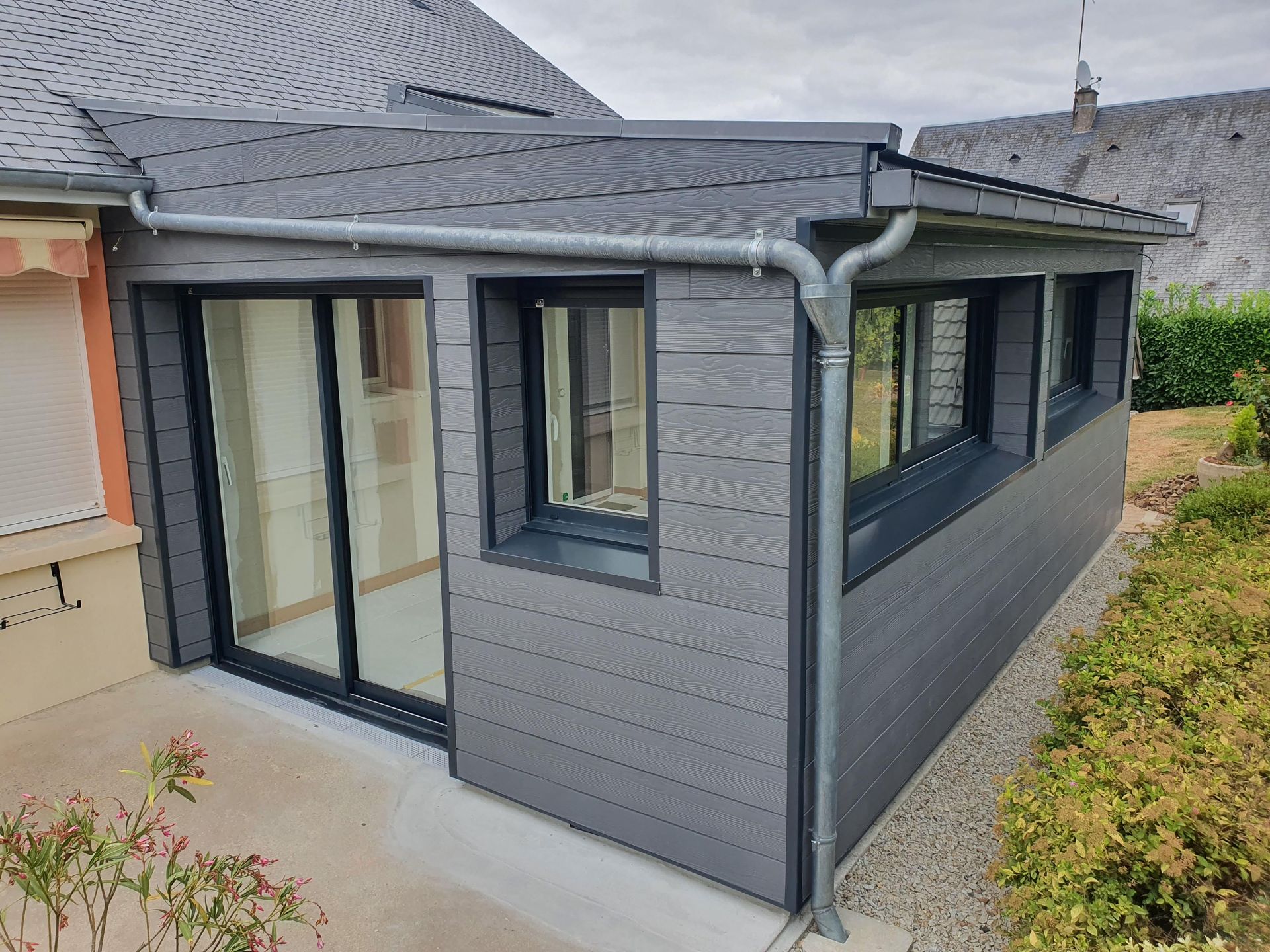 Pose de bardage gris pendant