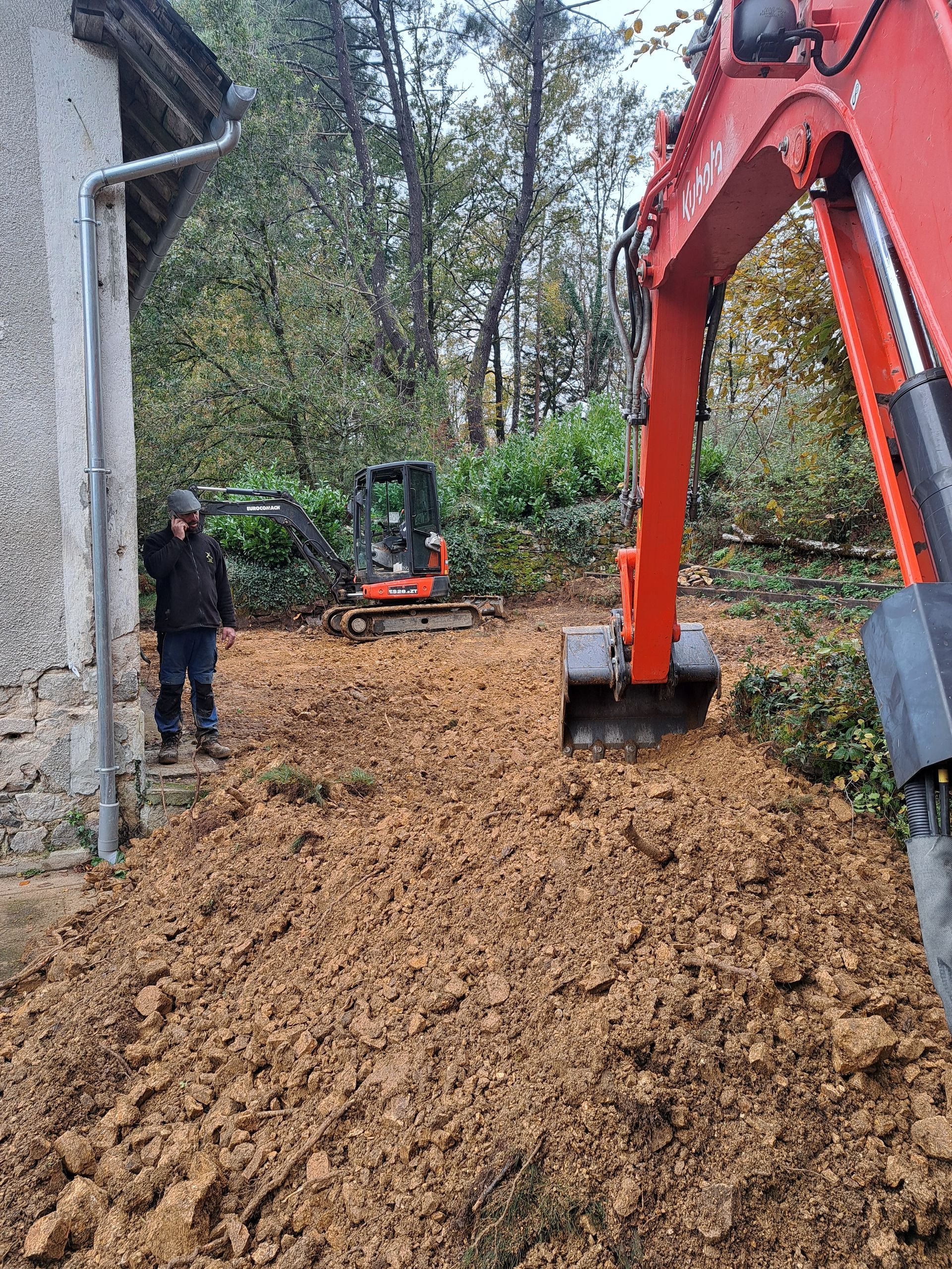 Deux minipelles rouges à côté d'une maison.