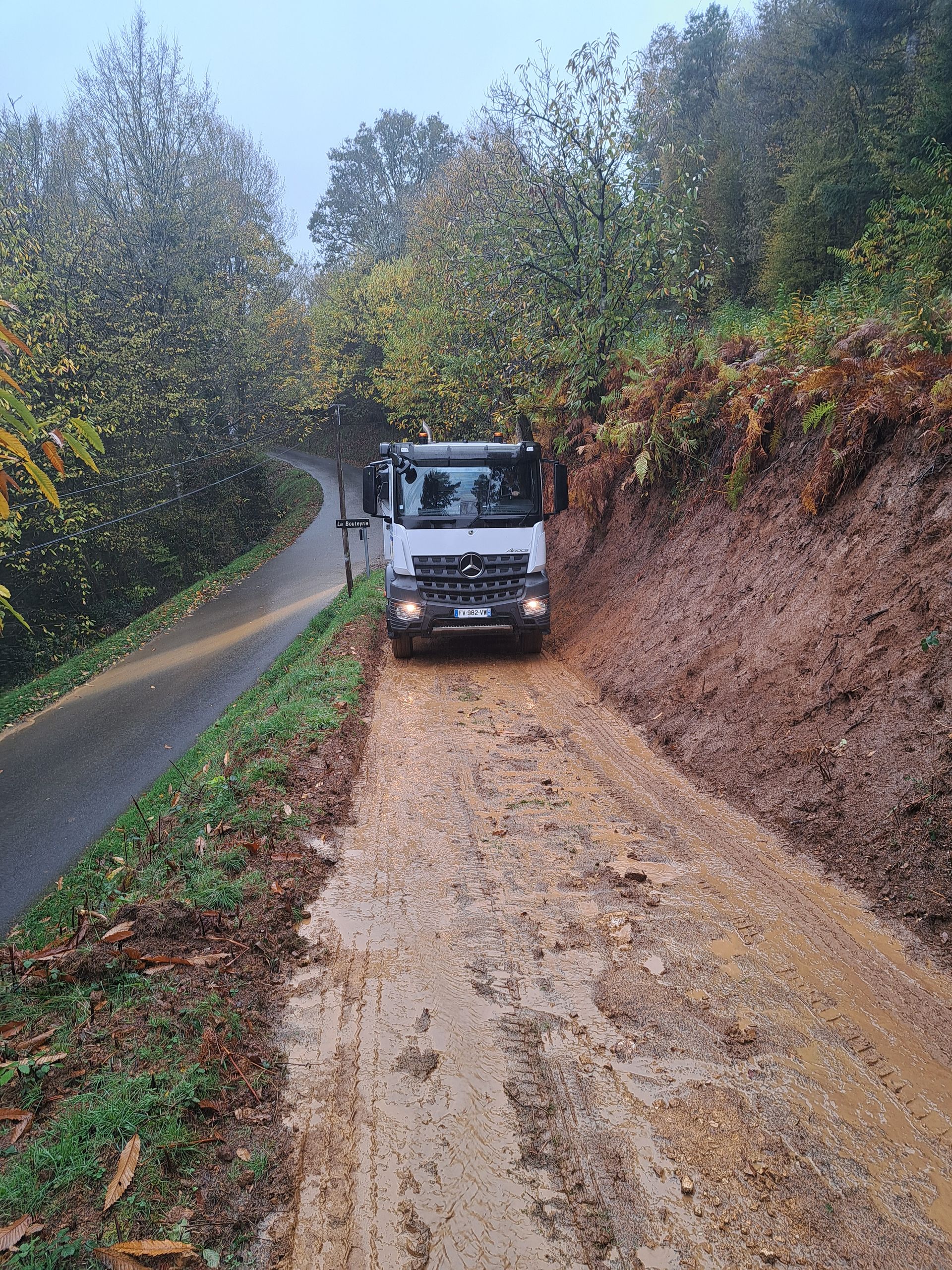 Un camion blanc sur un chemin.