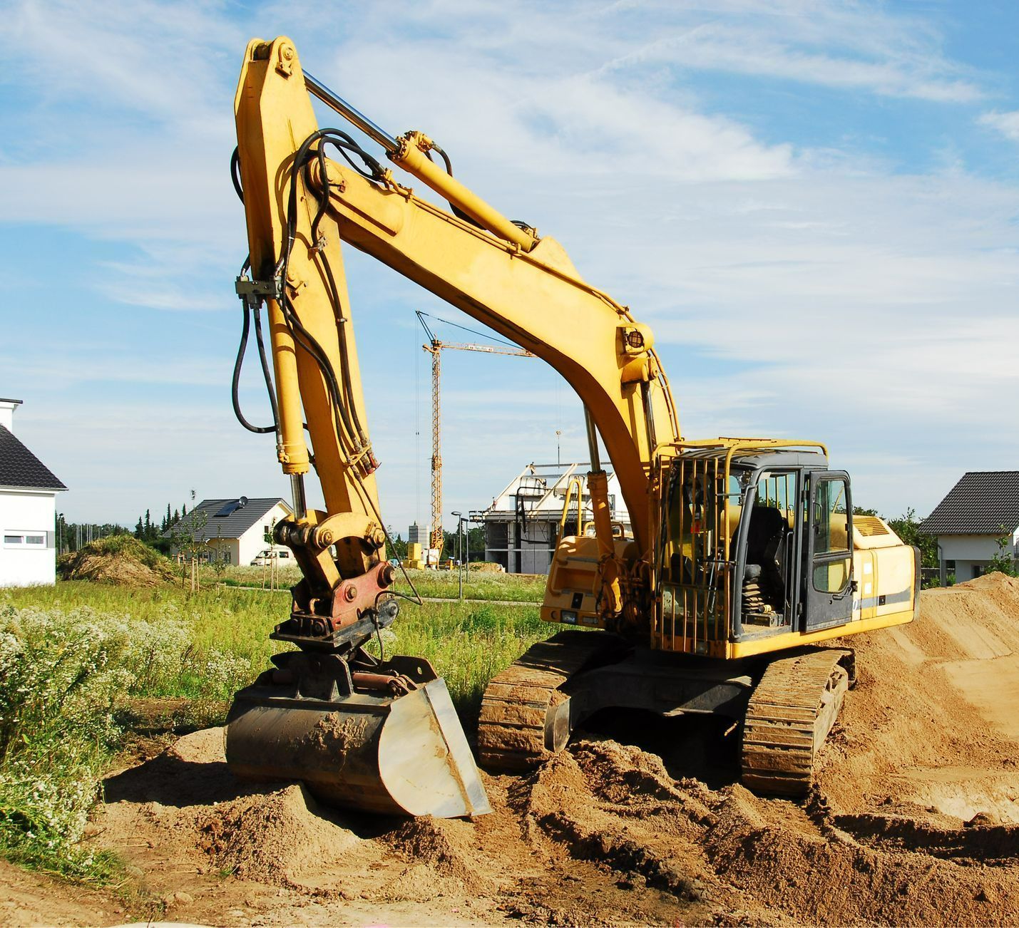 Une pelleteuse jaune en pleine action.