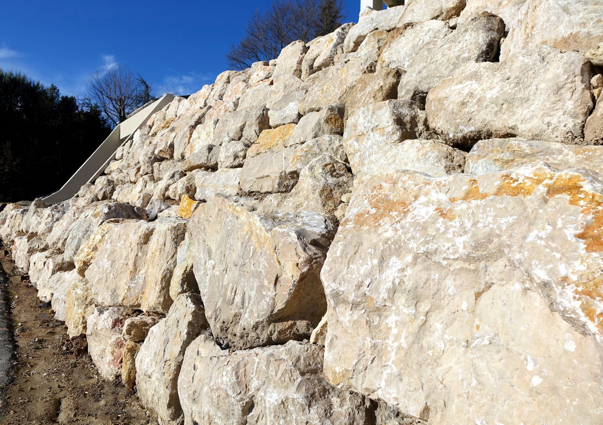 Un mur en pierres naturelles.