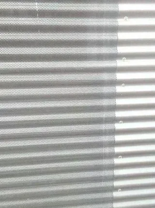 Un primer plano de una pared de metal con un patrón de rayas.