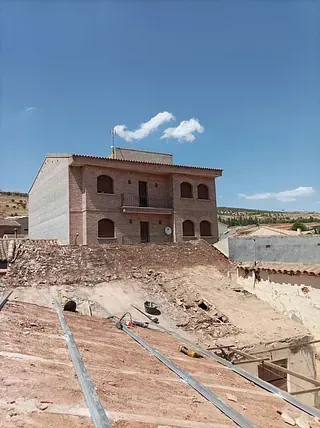 Un gran edificio en construcción con un cielo azul al fondo.