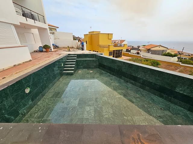 Una gran piscina con escaleras que conducen a ella.