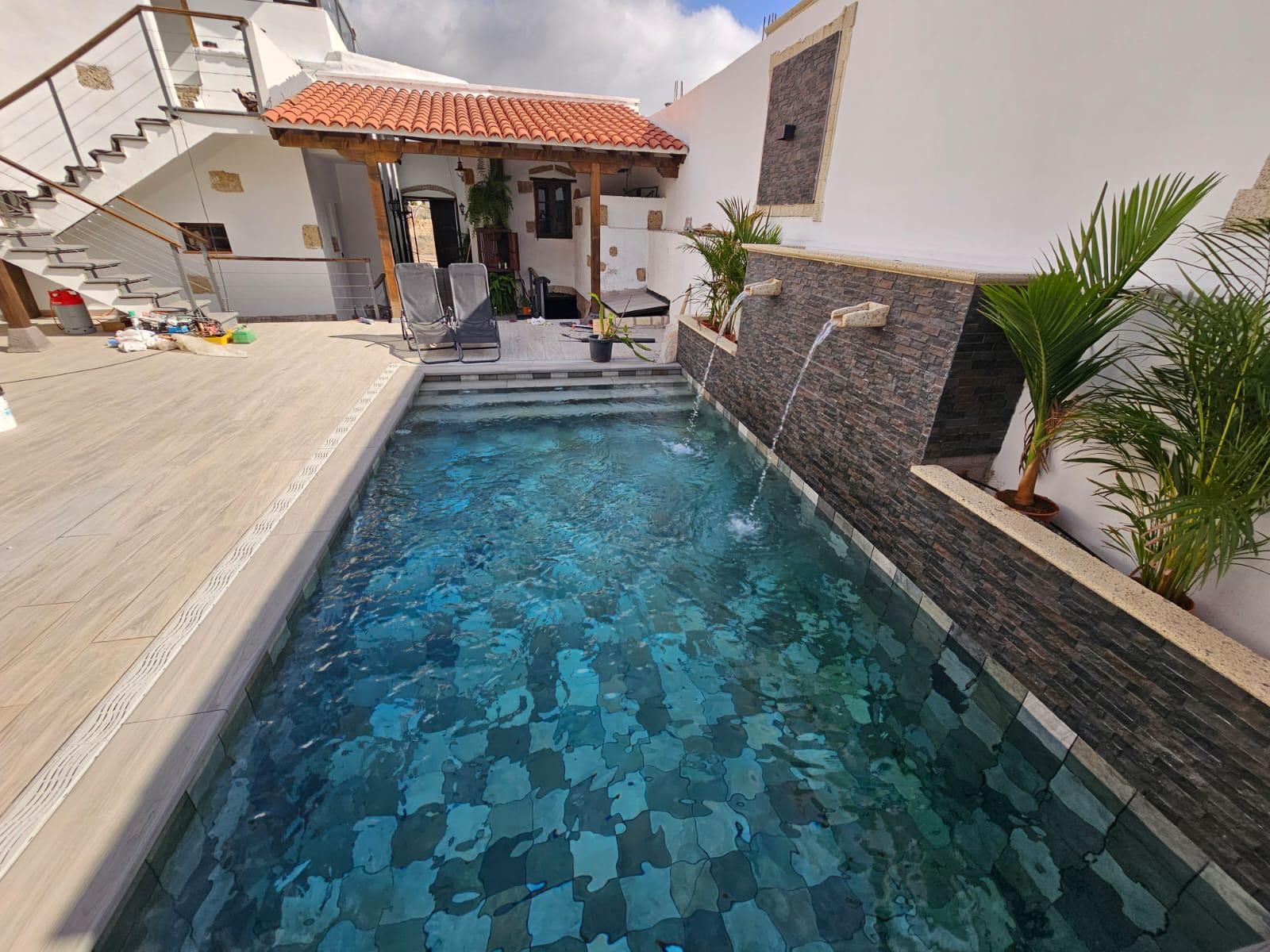 Una gran piscina con escaleras que conducen a ella.