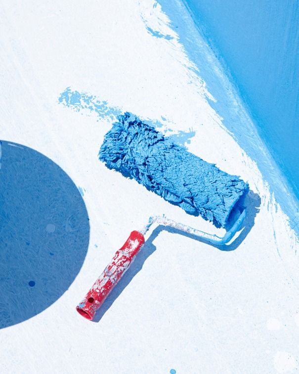 Una gran piscina blanca está en el tejado de un edificio.