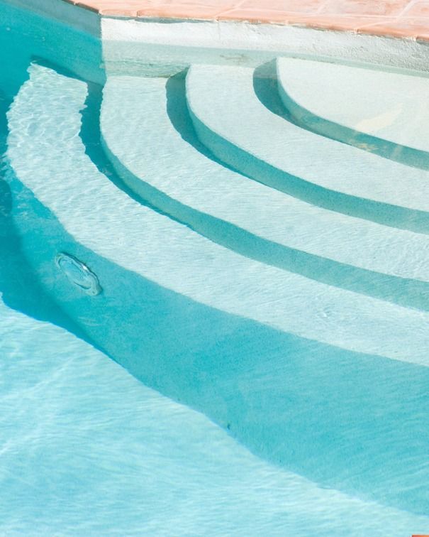 Una piscina con escaleras que conducen a ella.