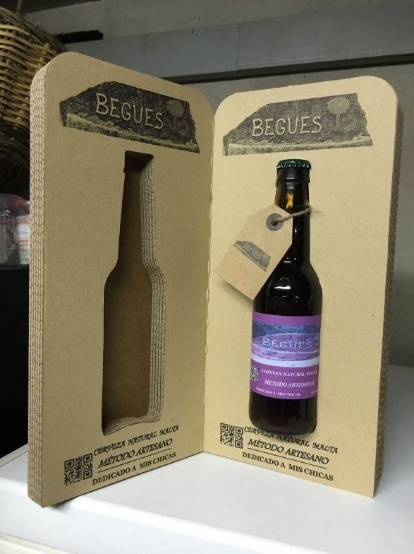 Una caja de cartón con una botella de cerveza dentro.