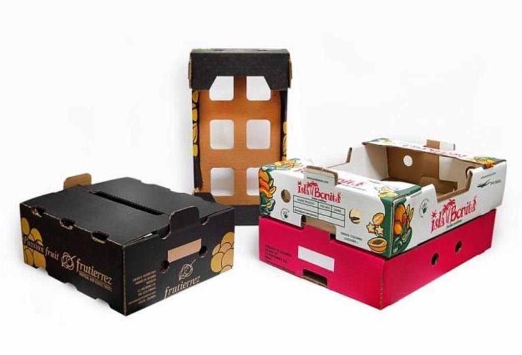 Tres cajas de cartón están apiladas una encima de otra sobre un fondo blanco.