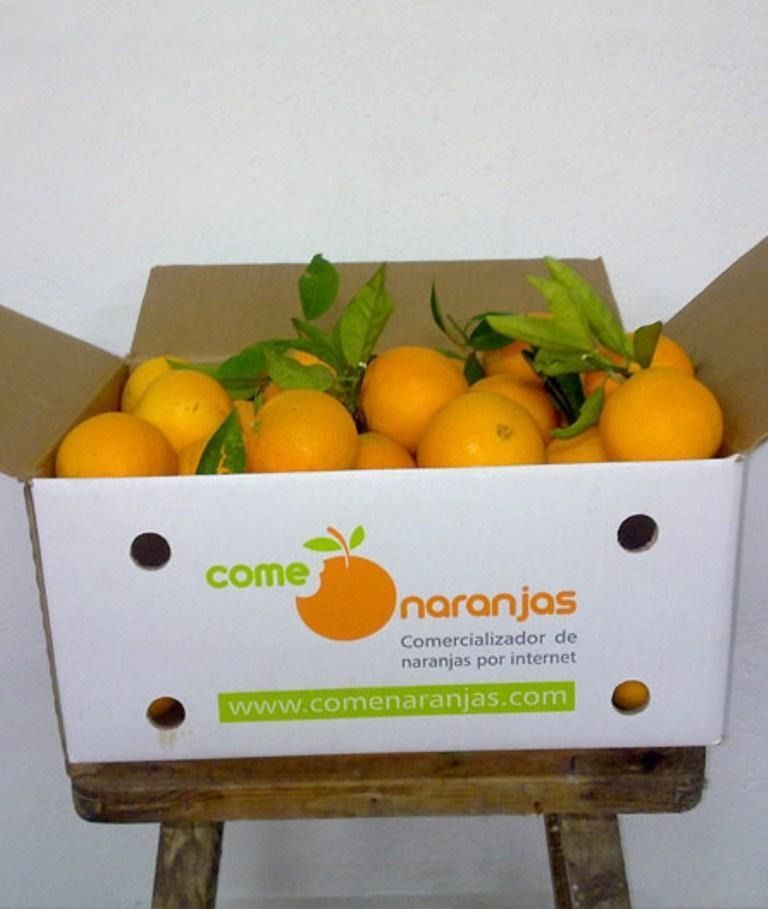 Una caja de naranjas está etiquetada como 