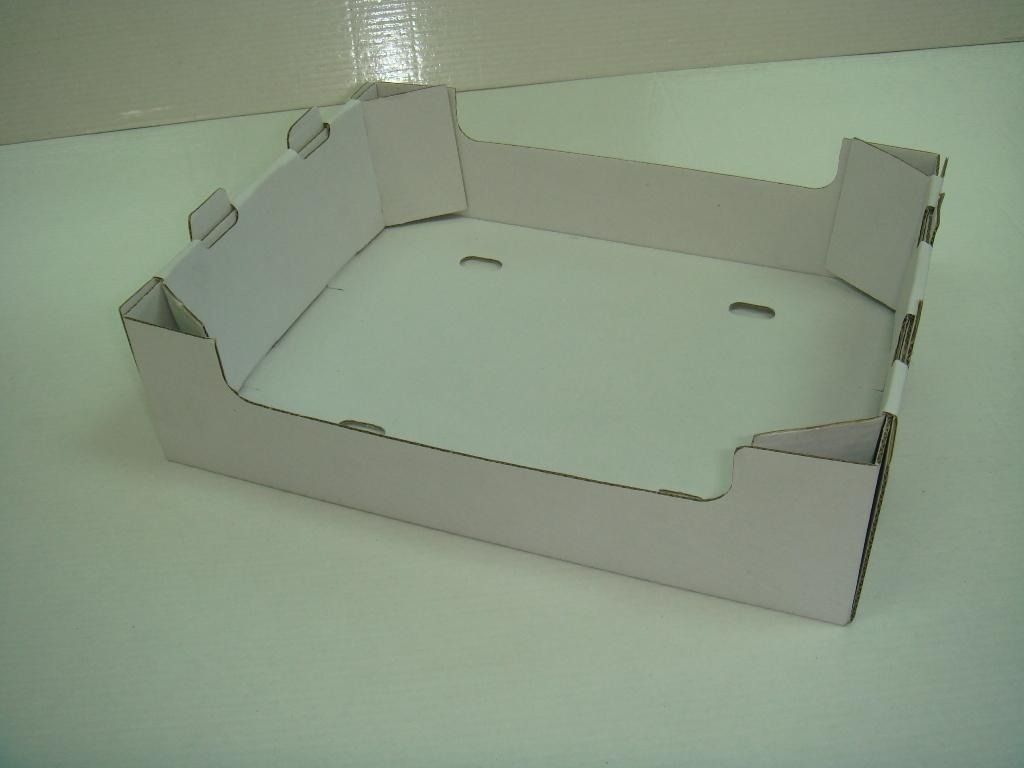 Una caja de cartón está sobre una mesa blanca.