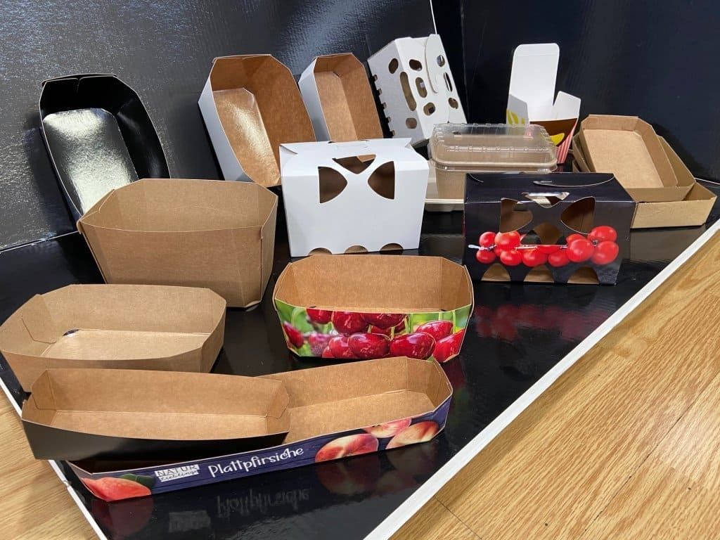 Hay muchos tipos diferentes de bandejas en la mesa.