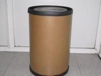 Un barril de cartón con una tapa negra está sobre un suelo de baldosas.