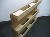 Una paleta de cartón está colocada sobre una alfombra en una habitación.