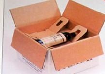 Una caja de cartón con una botella de vino dentro.