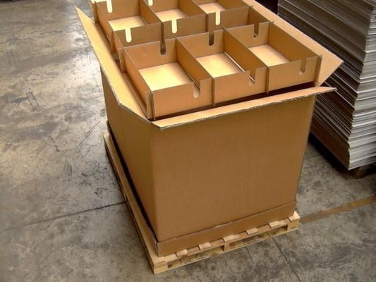 Una caja de cartón colocada encima de un palé de madera